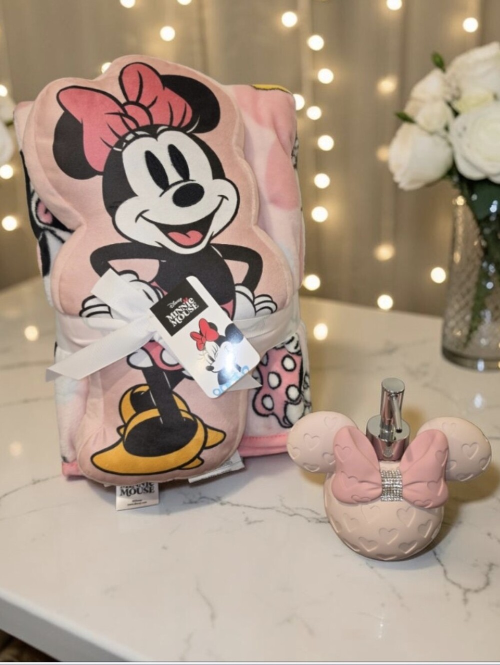 NWT Disney Minnie Mouse Pink Plush Throw Blanket with Matching Accessory